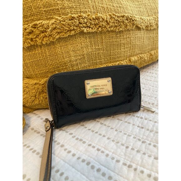 Michael Kors Zip Around Wallet Black and Gold Jet Set - Picture 1 of 6